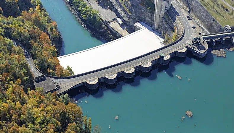 Barrage de Génissiat - vue sur les transformateurs électriques